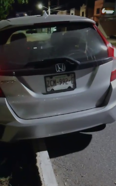 Las llantas del lado izquierdo del Honda Fit quedaron en el aire. Las llantas del lado izquierdo del Honda Fit quedaron en el aire.