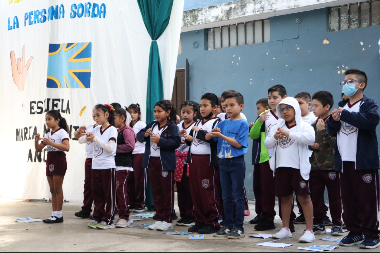Los estudiantes reconocen el lenguaje de señas Los estudiantes reconocen el lenguaje de señas