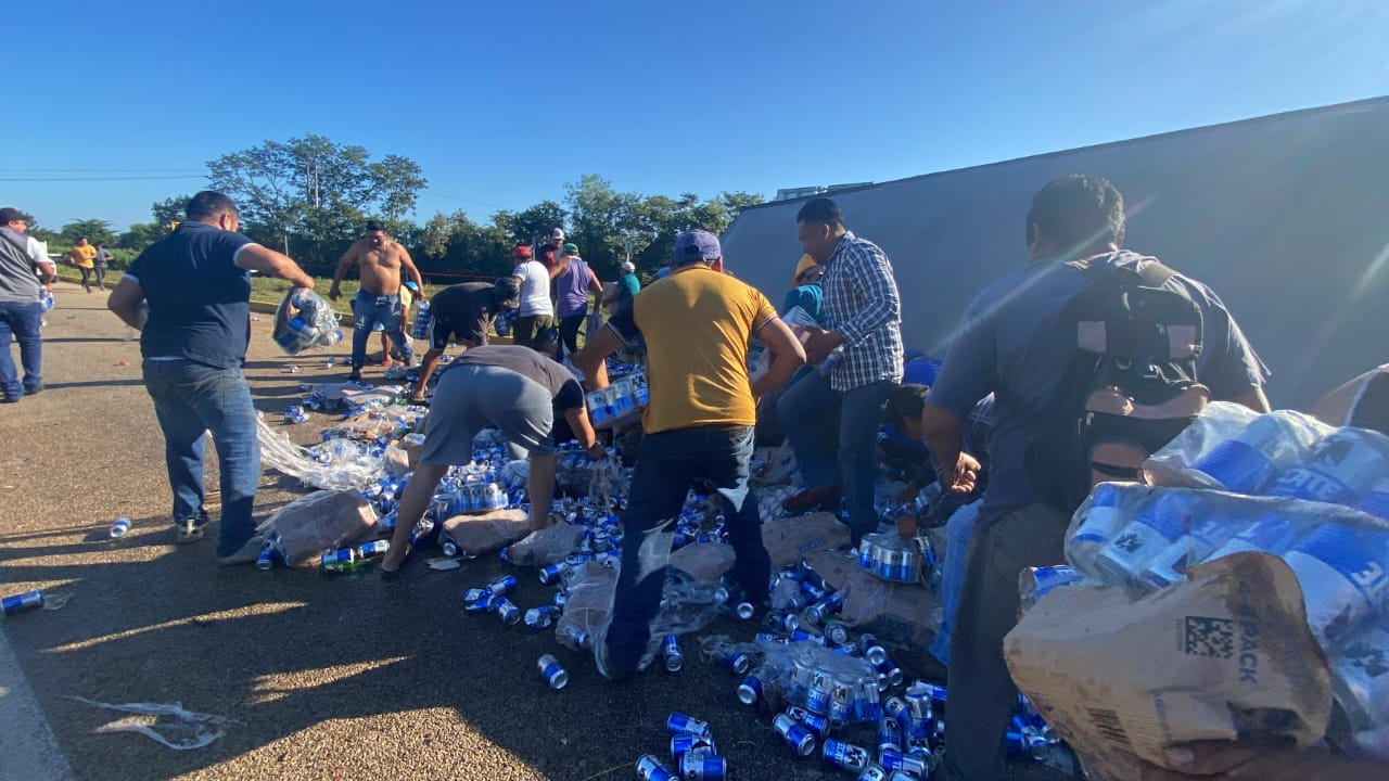 Los pobladores de Tepakán llegaron en diversos vehículos para llevarse el producto Los pobladores de Tepakán llegaron en diversos vehículos para llevarse el producto
