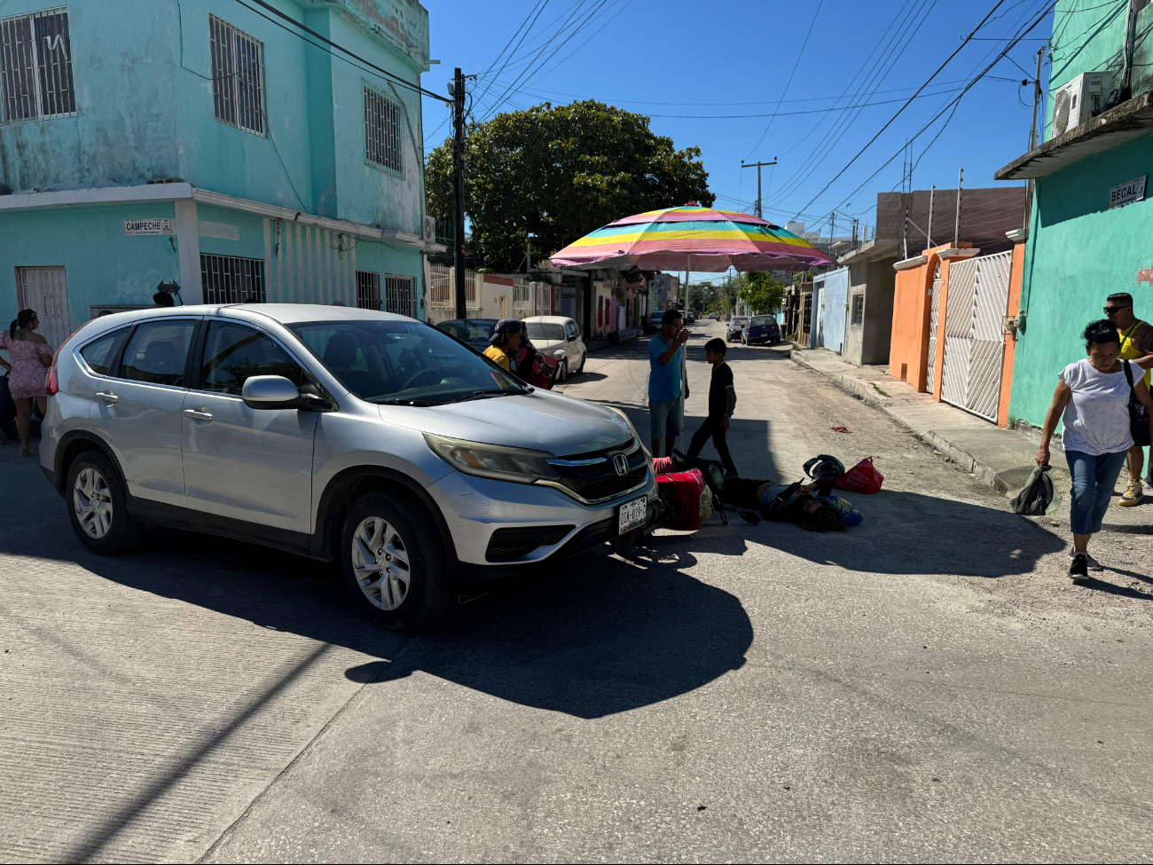 Mujer motociclista accidentada. Mujer motociclista accidentada.