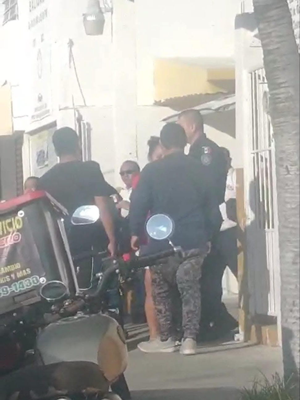 Pleito entre taxistas y motoservicios escala a los golpes