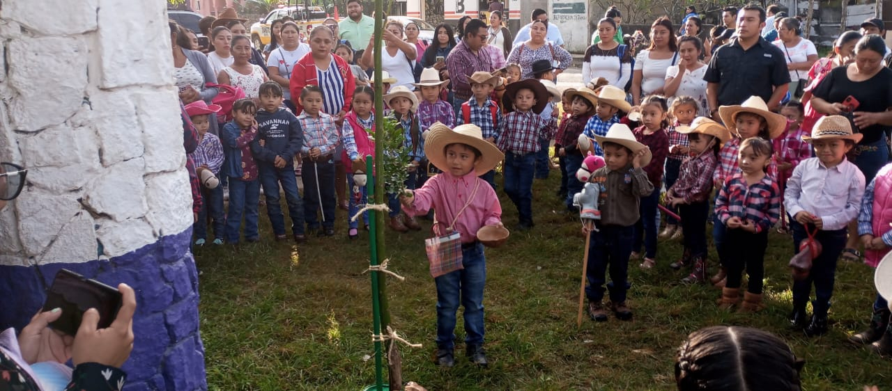 Por medio de fiestas y actividades, esperan que los más jóvenes aprendas por medio de la diversión Por medio de fiestas y actividades, esperan que los más jóvenes aprendas por medio de la diversión