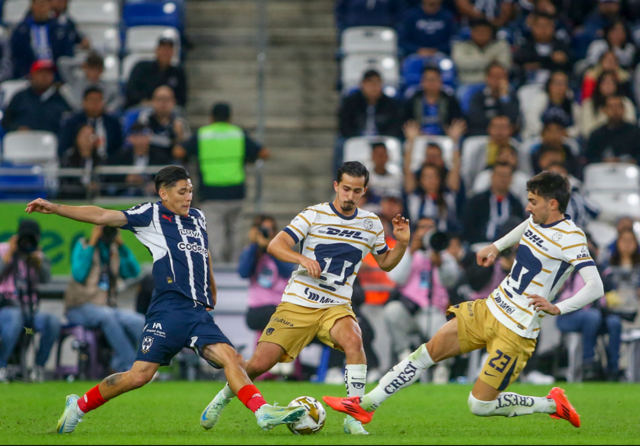 Rayados rasguña ventaja ante Pumas que  deja escapar el cero en el BBVA
