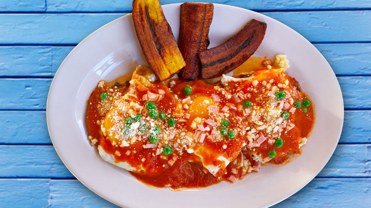 Tortillas con frijoles, huevos fritos, salsa de tomate y plátanos fritos. Tortillas con frijoles, huevos fritos, salsa de tomate y plátanos fritos.