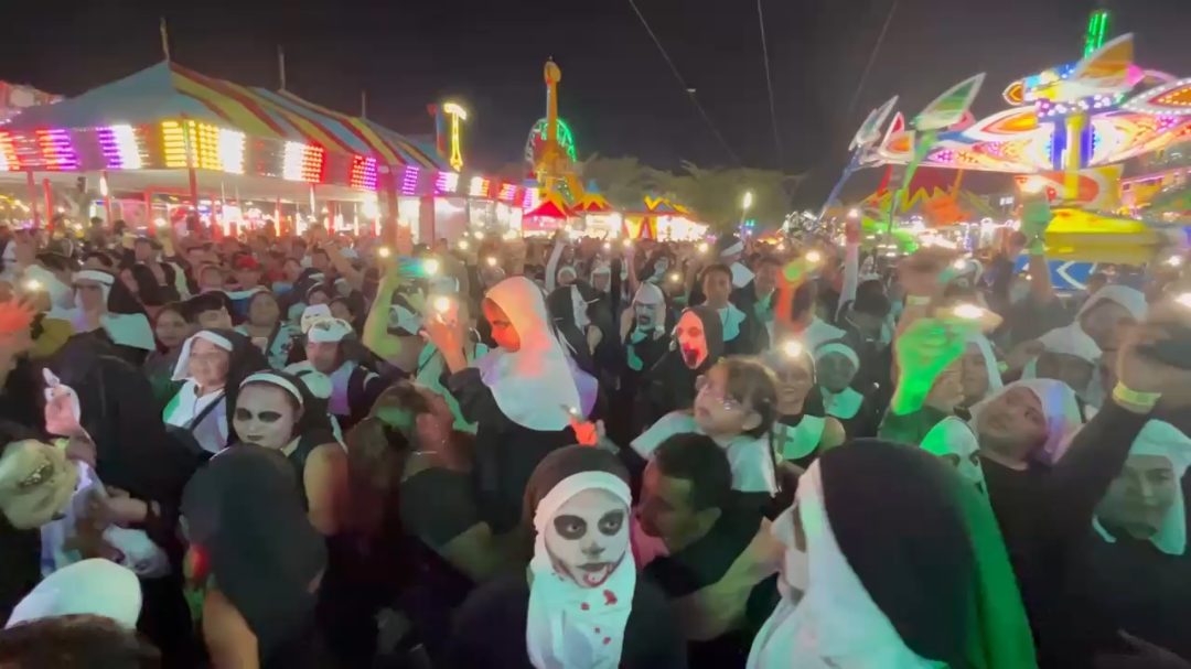 Cientos de personas caracterizadas de monjas, acudieron a la Feria de Xmakuil, buscando superar el récord de la ciudad de Torreón Cientos de personas caracterizadas de monjas, acudieron a la Feria de Xmakuil, buscando superar el récord de la ciudad de Torreón