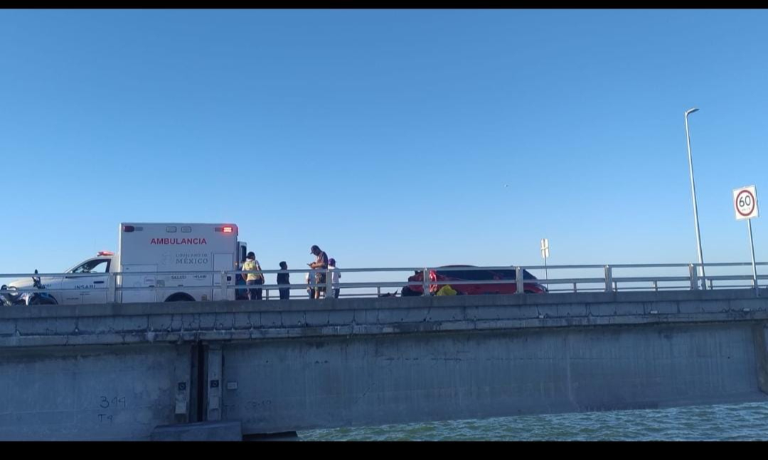 Accidente en el Puente de la Unidad, en Ciudad del Carmen, deja cuatro docentes heridos