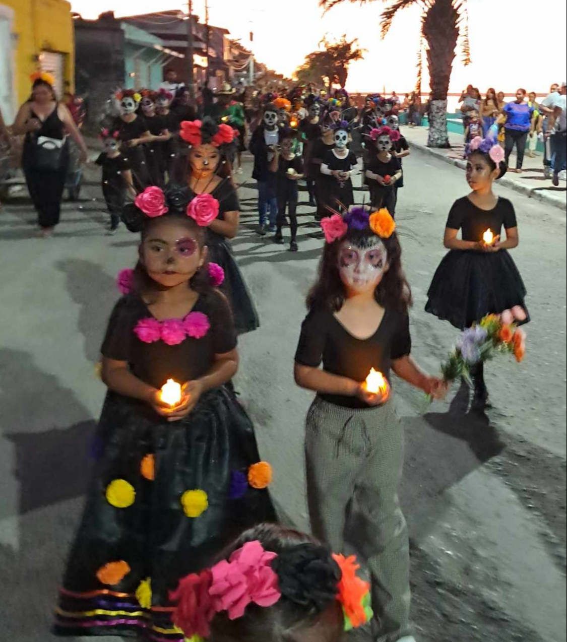 El desfile inició a las 17:00 horas en el estacionamiento del cementerio y recorrió varias calles hasta el parque principal El desfile inició a las 17:00 horas en el estacionamiento del cementerio y recorrió varias calles hasta el parque principal