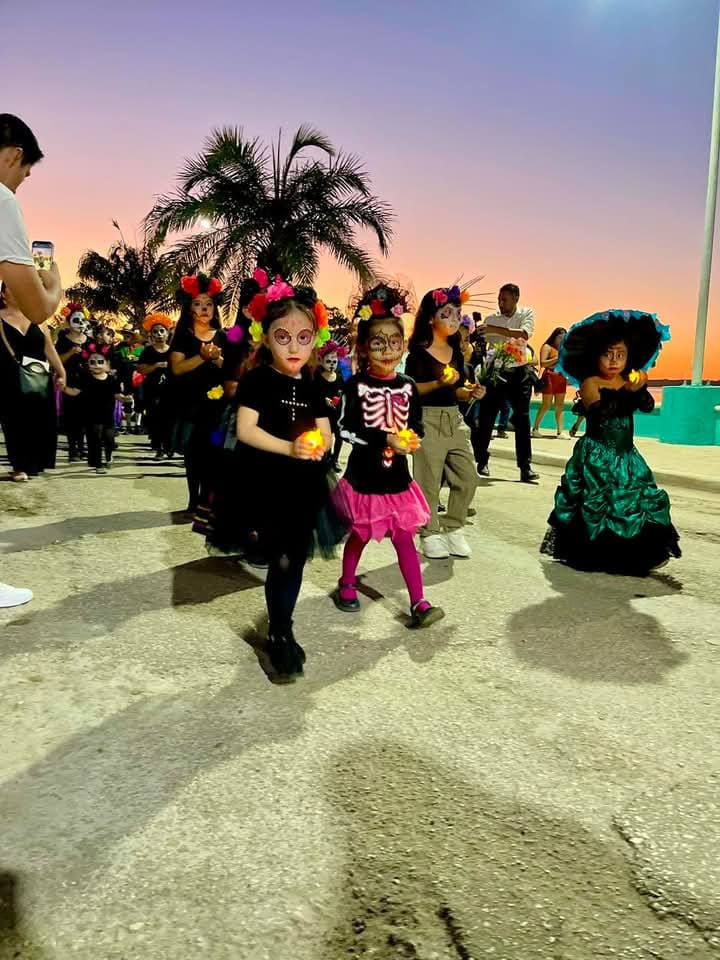 Pequeños despiden el mes de noviembre con desfile de catrinas en Sabancuy