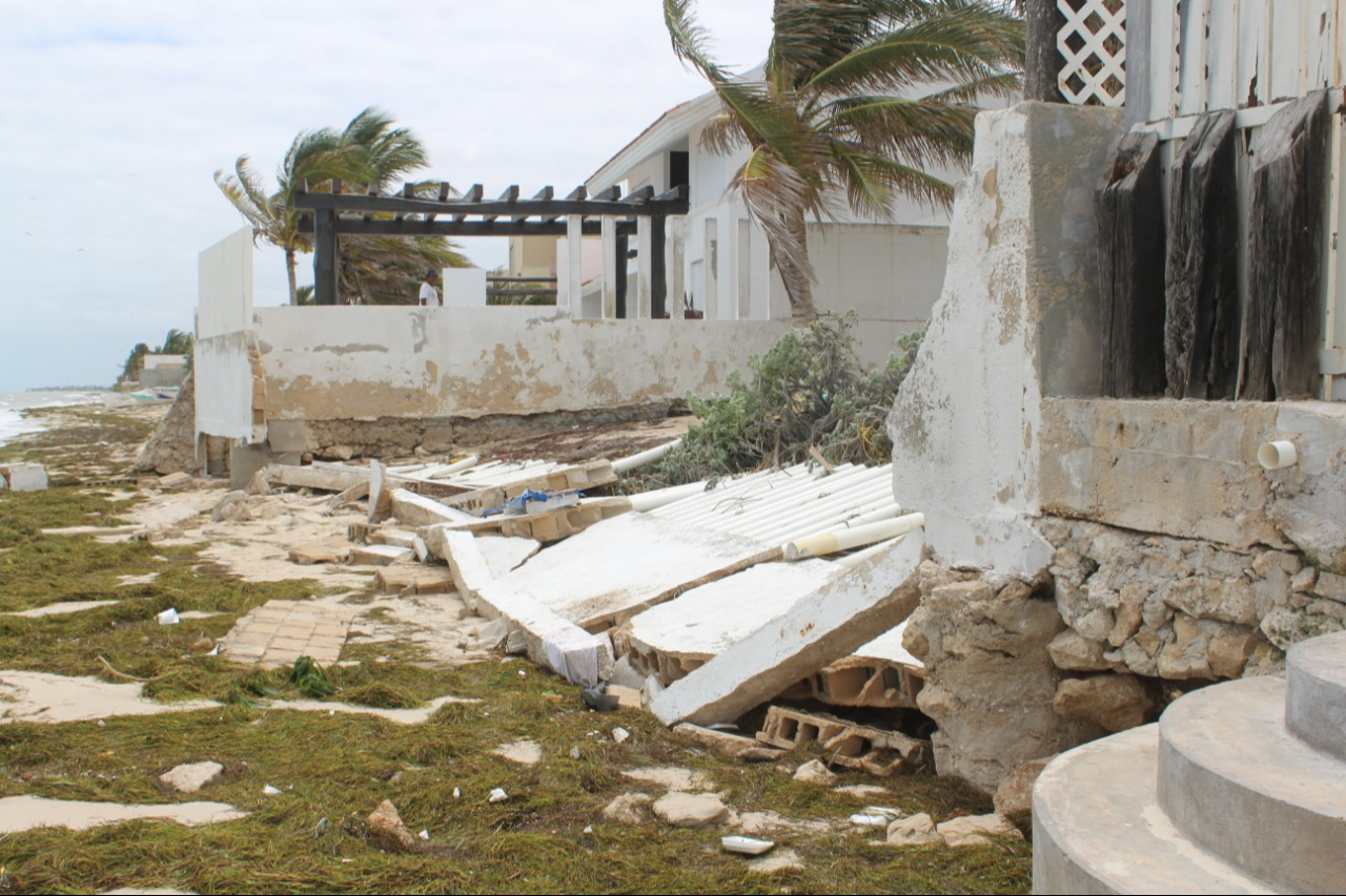 Mar continúa arrasando con las playas de Chelem en Progreso 
