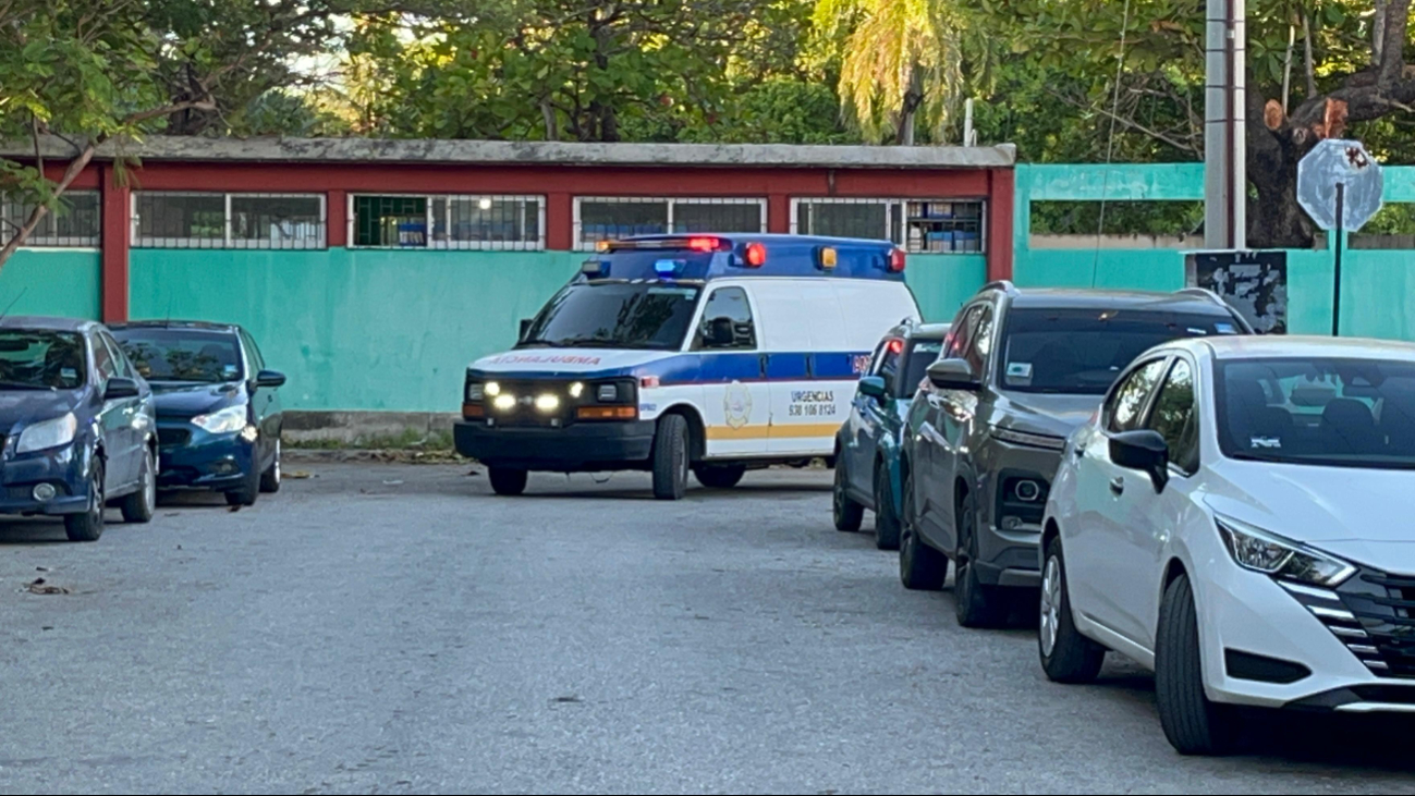 Los maestros fueron trasladados al hospital Issste en Ciudad del Carmen Los maestros fueron trasladados al hospital Issste en Ciudad del Carmen