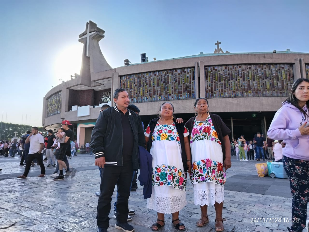 Madre e hija aprovecharon para tomar fotos de recuerdo en el lugar. Madre e hija aprovecharon para tomar fotos de recuerdo en el lugar.