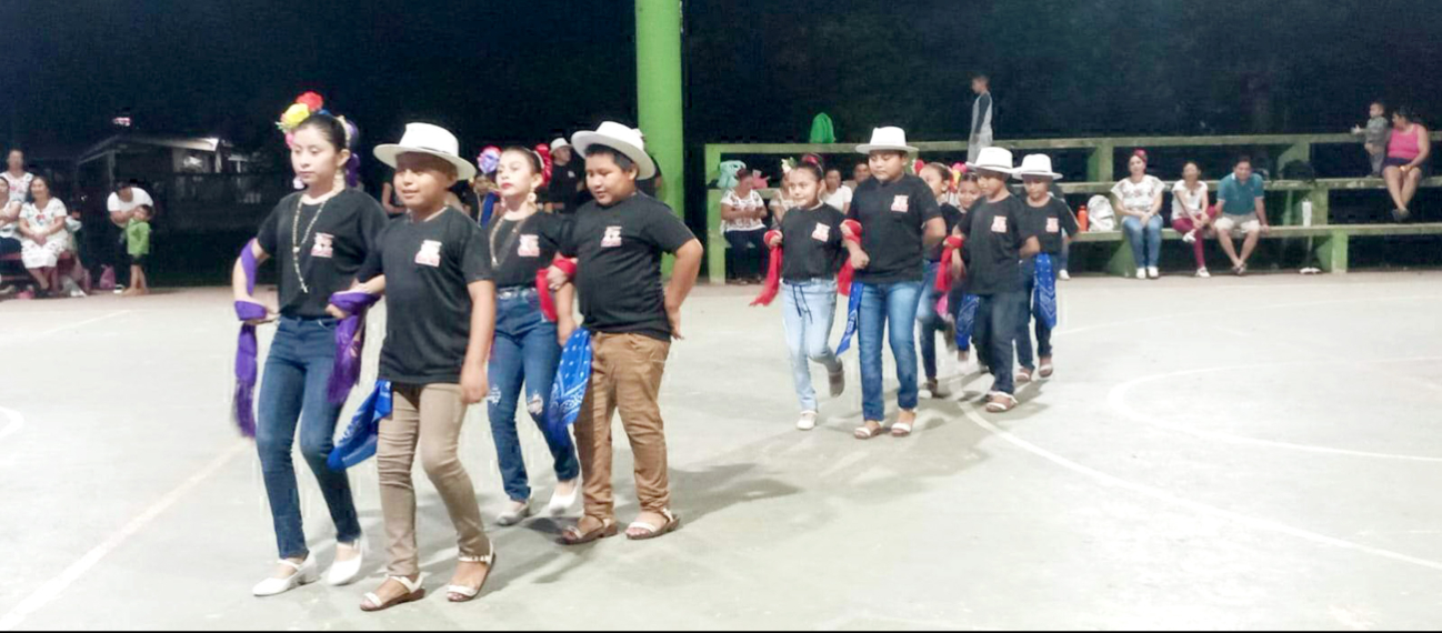 Poco a poco los niños muestran interés en aprender el baile Poco a poco los niños muestran interés en aprender el baile