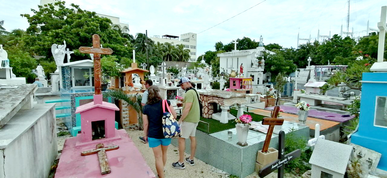 Panteones de Isla Mujeres se llenan de vida al recibir 3 mil visitantes por el día de Muertos