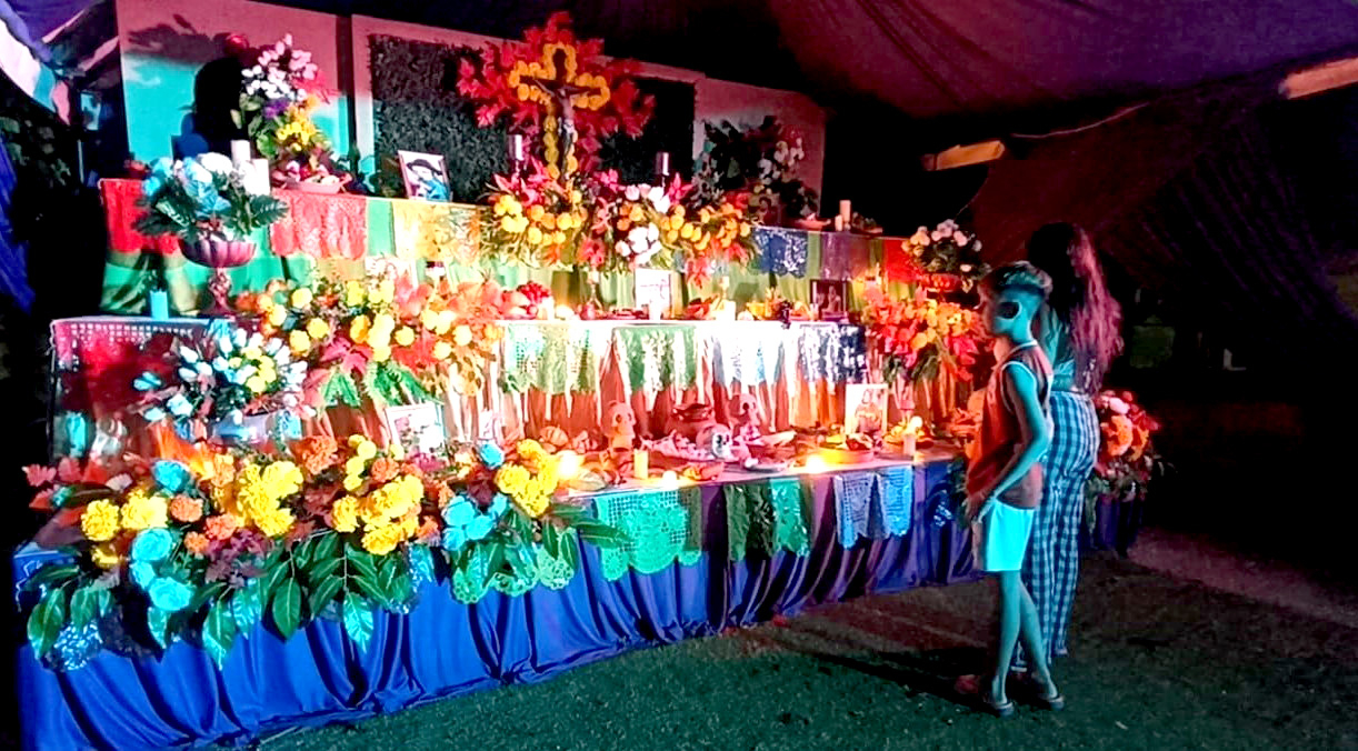 Algunas personas aprovecharon la hora, para conocer sobre la cultura y entender más esta tradición Algunas personas aprovecharon la hora, para conocer sobre la cultura y entender más esta tradición