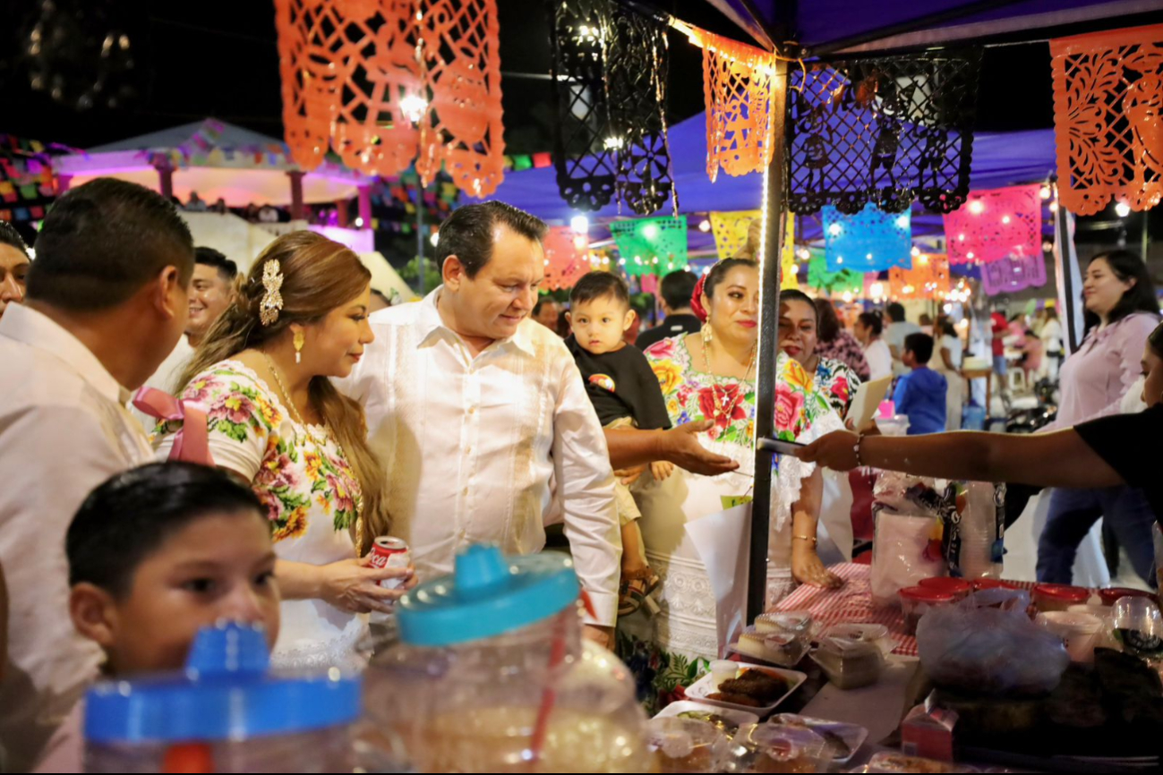 Los habitantes y visitantes presenciaron el corte del listón, una ceremonia maya y la exhibición de diferentes platillos Los habitantes y visitantes presenciaron el corte del listón, una ceremonia maya y la exhibición de diferentes platillos