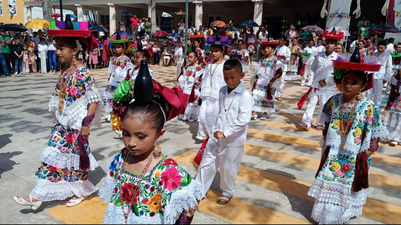 El tradicional baile de la jarana fue realizado por toda clase de edades. El tradicional baile de la jarana fue realizado por toda clase de edades.