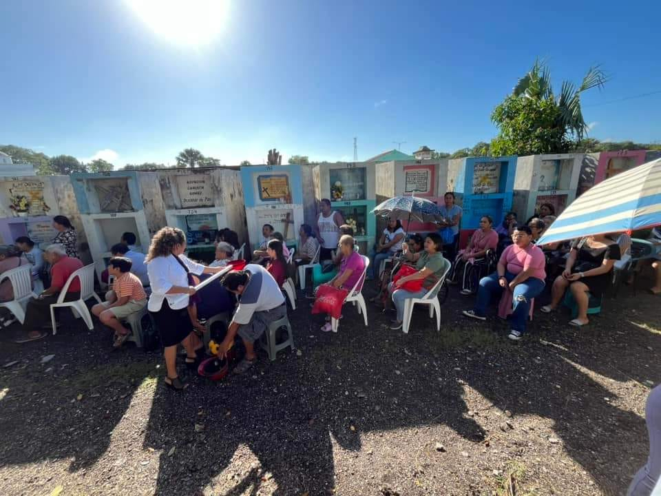 En Hecelchakán, pobladores llevaron flores y veladoras. En Hecelchakán, pobladores llevaron flores y veladoras.