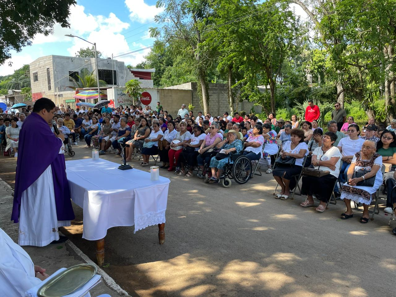 En Hopelchén, el presbítero Carlos Vivas Hernández dio la eucaristía a 300 feligreses En Hopelchén, el presbítero Carlos Vivas Hernández dio la eucaristía a 300 feligreses