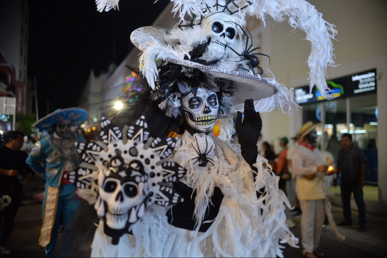 En los carros alegóricos amenizó el Mariachi “Estrellas Juvenil” y Catrine En los carros alegóricos amenizó el Mariachi “Estrellas Juvenil” y Catrine