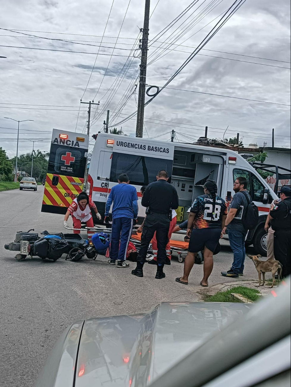 La motociclista tuvo que ser trasladada a recibir atención médica. La motociclista tuvo que ser trasladada a recibir atención médica.