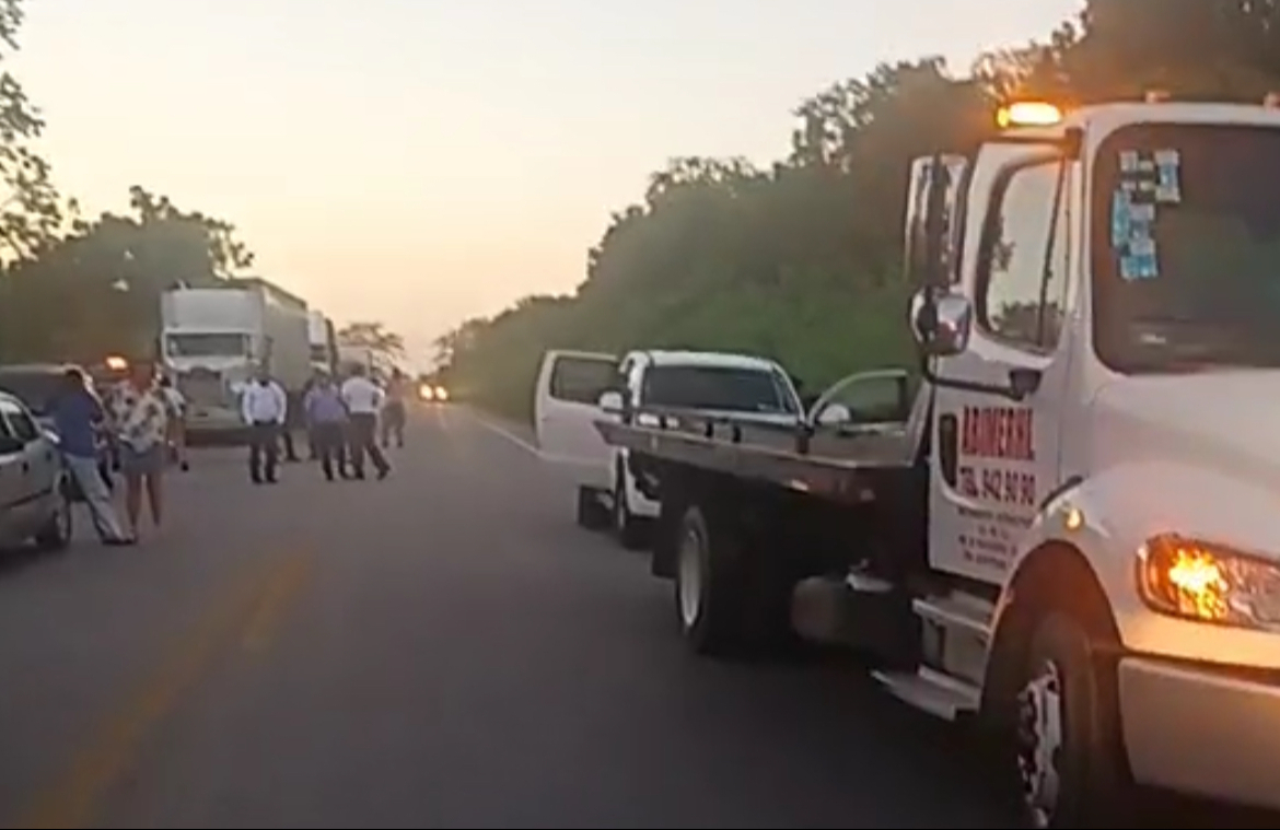 Los oficiales cerraron la vía más de tres horas, lo que generó larga fila de vehículos Los oficiales cerraron la vía más de tres horas, lo que generó larga fila de vehículos