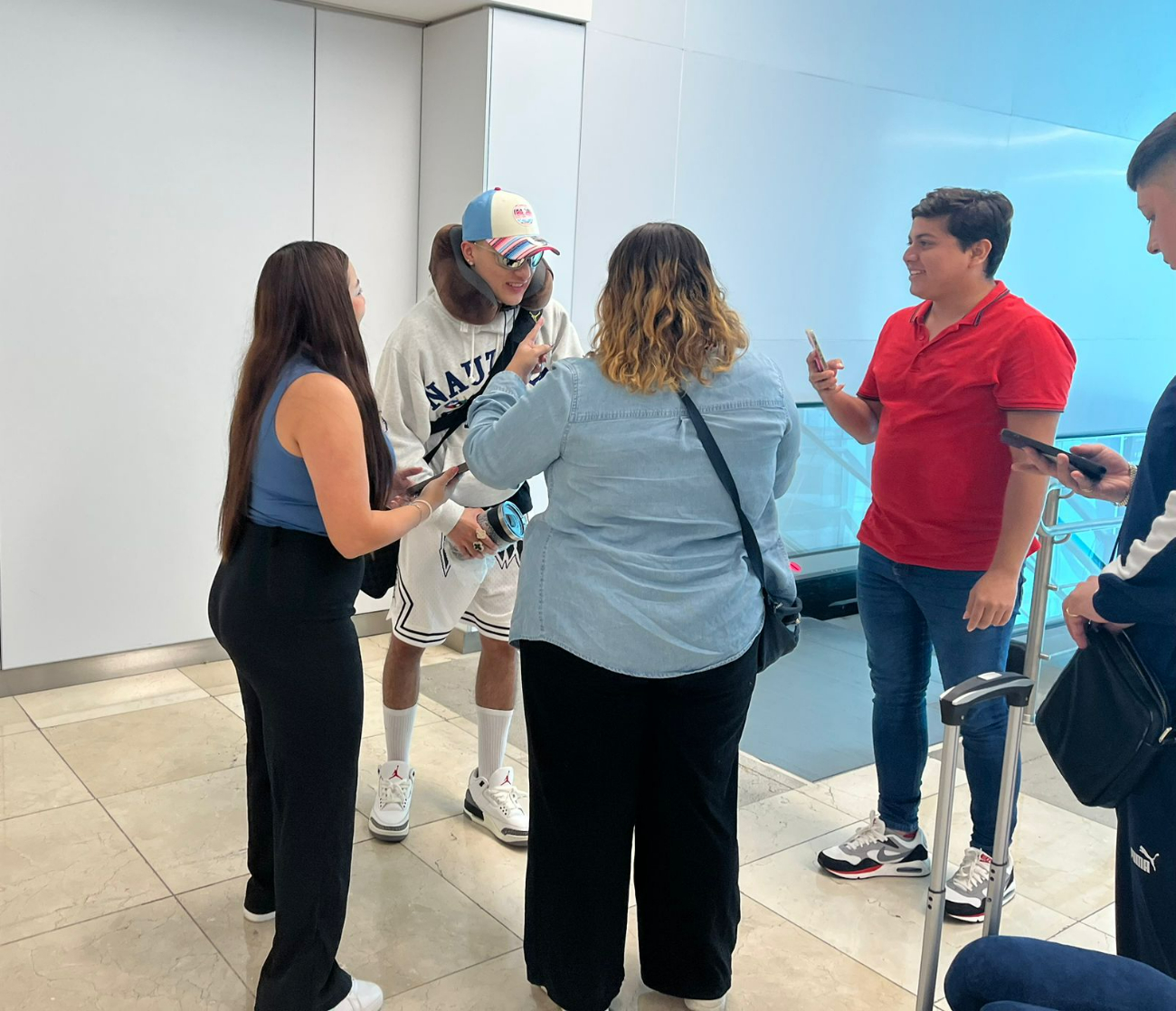Malilla se tomó fotos con sus fans durante su despedida. Malilla se tomó fotos con sus fans durante su despedida.