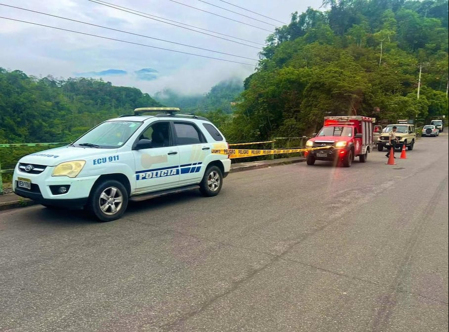 Trágico accidente en Ecuador: Autobús cae al río y deja 10 muertos
