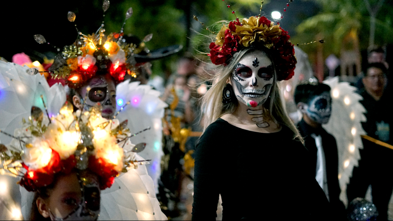 Una vez al año, los muertos regresan a la tierra para reunirse con sus seres queridos Una vez al año, los muertos regresan a la tierra para reunirse con sus seres queridos