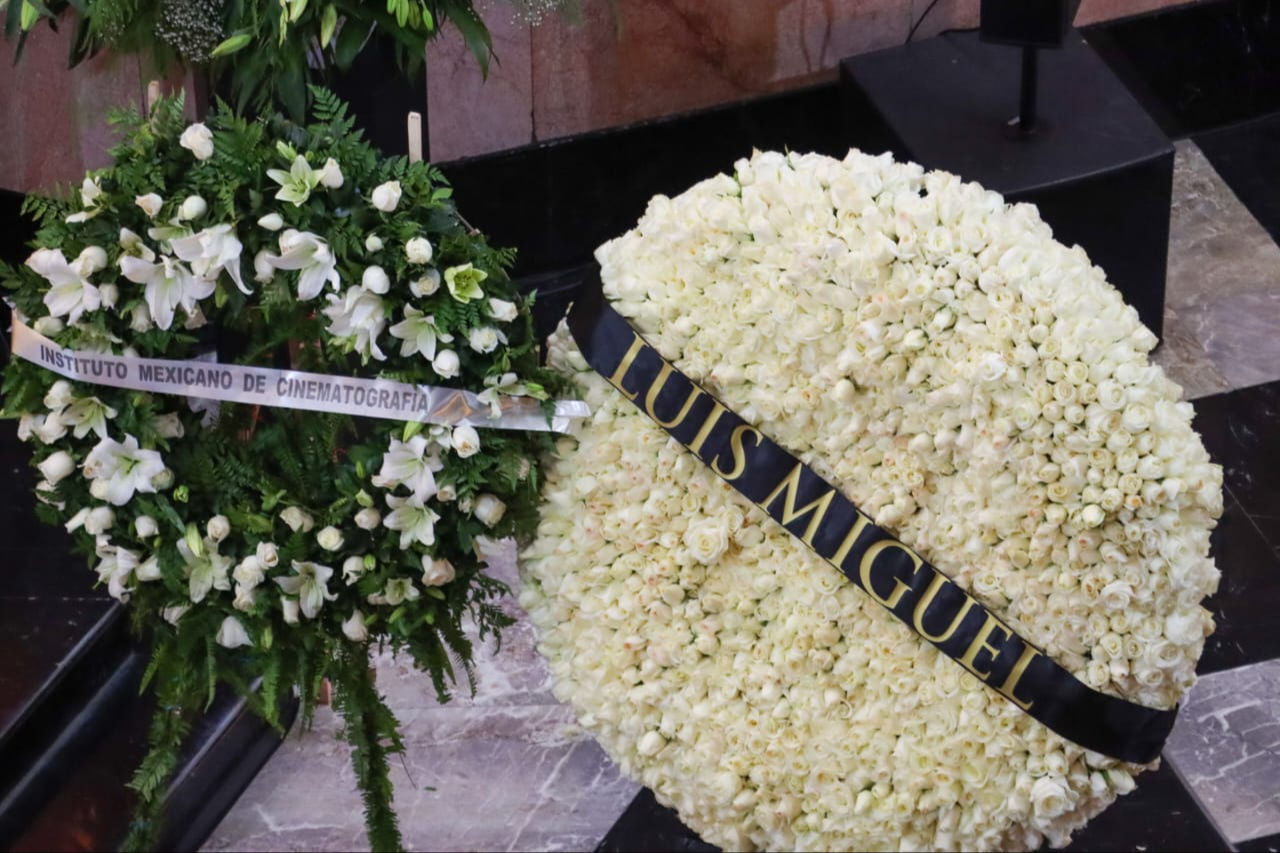 Corona de rosas blancas de Luis Miguel Corona de rosas blancas de Luis Miguel