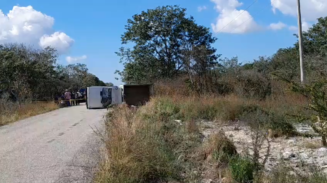 El conductor de la camioneta estaquita esquivó a otro vehículo y terminó volcando al intentar retomar la vialidad El conductor de la camioneta estaquita esquivó a otro vehículo y terminó volcando al intentar retomar la vialidad