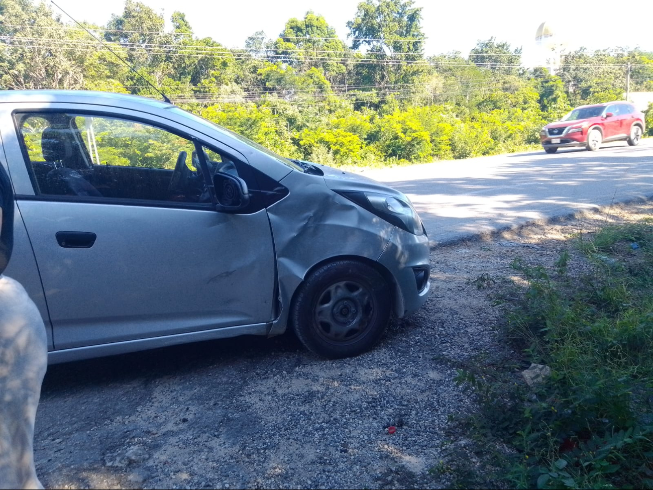 El conductor del automóvil no se percató de la presencia de la motocicleta y la impactó por alcance. El conductor del automóvil no se percató de la presencia de la motocicleta y la impactó por alcance.