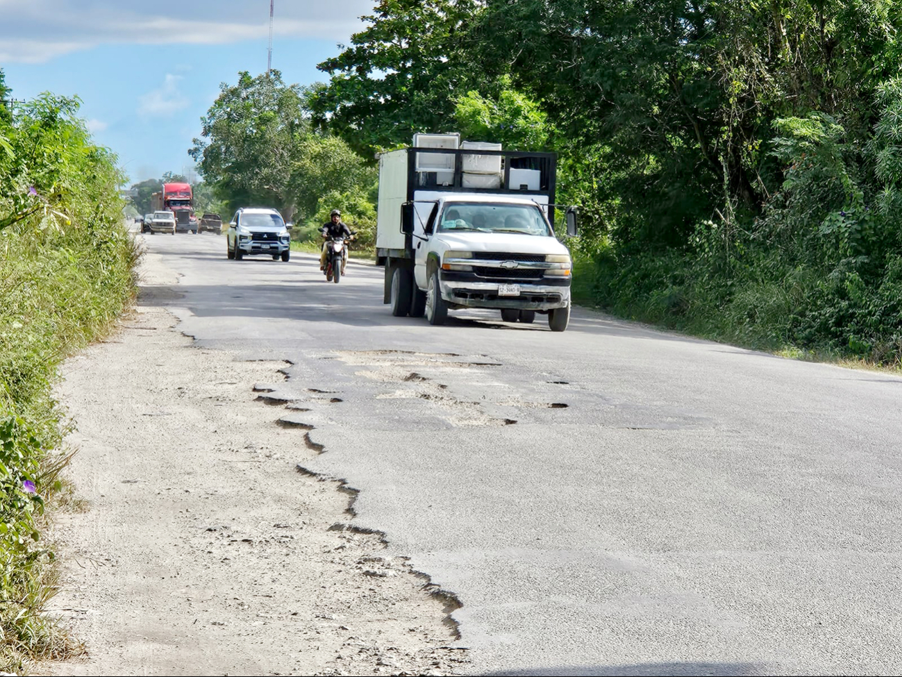 La carretera que conduce a Leona Vicario desde Cancún está deteriorada, afectando a taxistas y transportistas locales.