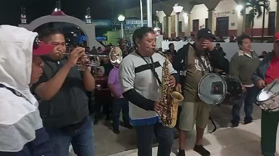 La música de jarana y los grupos jaraneros amenizaron el evento, que incluyó la interpretación de las mañanitas a la virgen La música de jarana y los grupos jaraneros amenizaron el evento, que incluyó la interpretación de las mañanitas a la virgen
