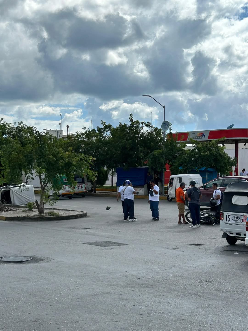 Reportan fuerte accidente entre motoneta y mototaxi en Playa del Carmen Reportan fuerte accidente entre motoneta y mototaxi en Playa del Carmen