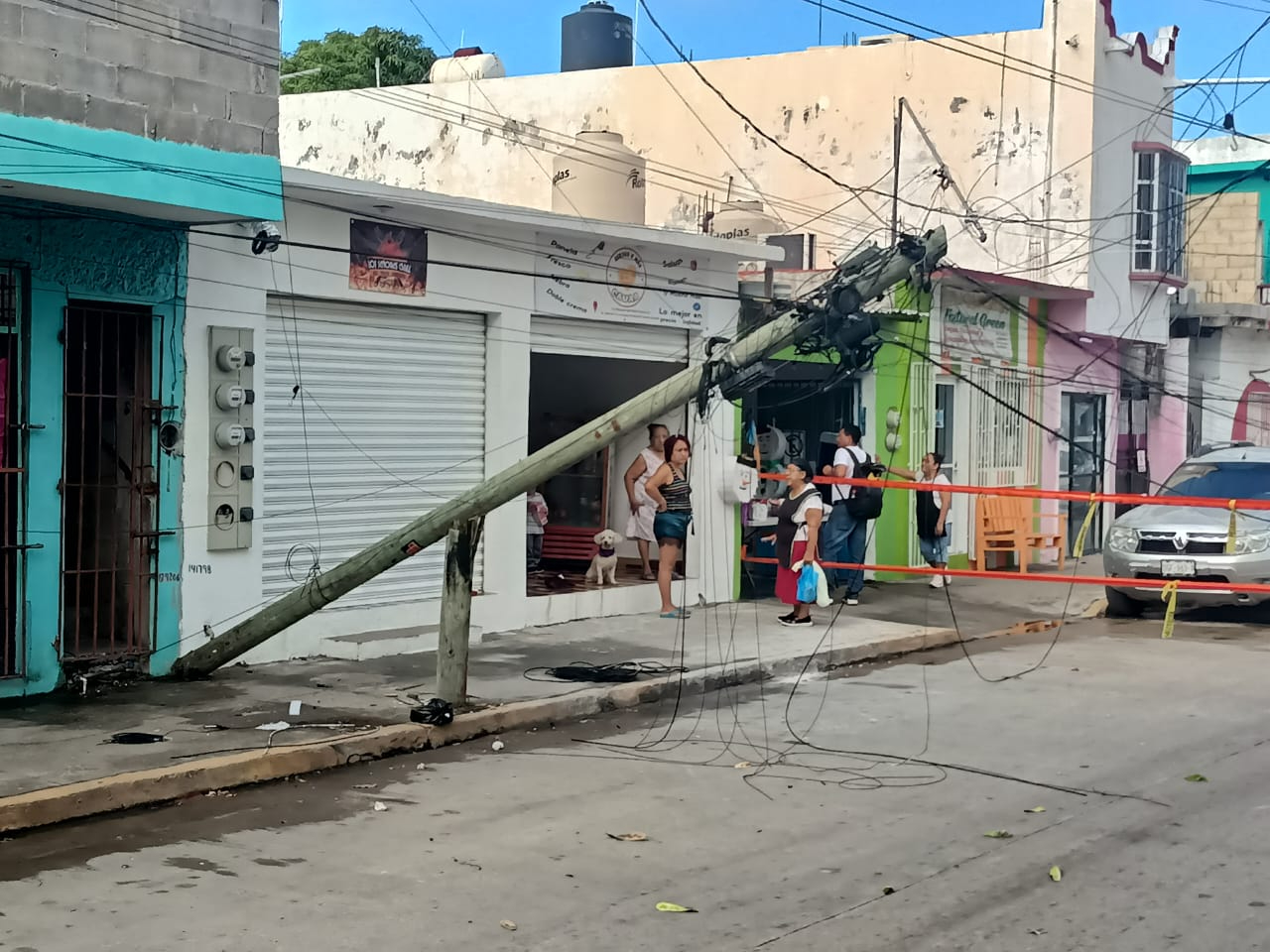 Un poste quebrado y diversas afectaciones fue el saldo que dejó una pipa en la colonia Benito Juárez Un poste quebrado y diversas afectaciones fue el saldo que dejó una pipa en la colonia Benito Juárez