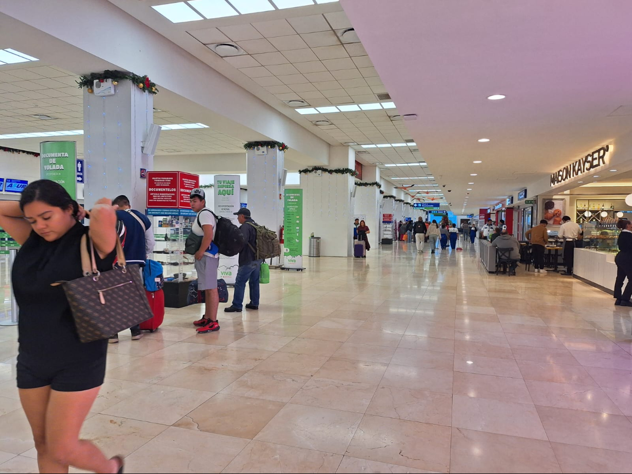 Vuelos de salida incluyen destinos como Guadalajara, Monterrey, México, y Miami Vuelos de salida incluyen destinos como Guadalajara, Monterrey, México, y Miami