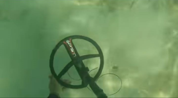 Con ayuda de un detector de metales resistente al agua es la forma de encontrar objetos metálicos Con ayuda de un detector de metales resistente al agua es la forma de encontrar objetos metálicos