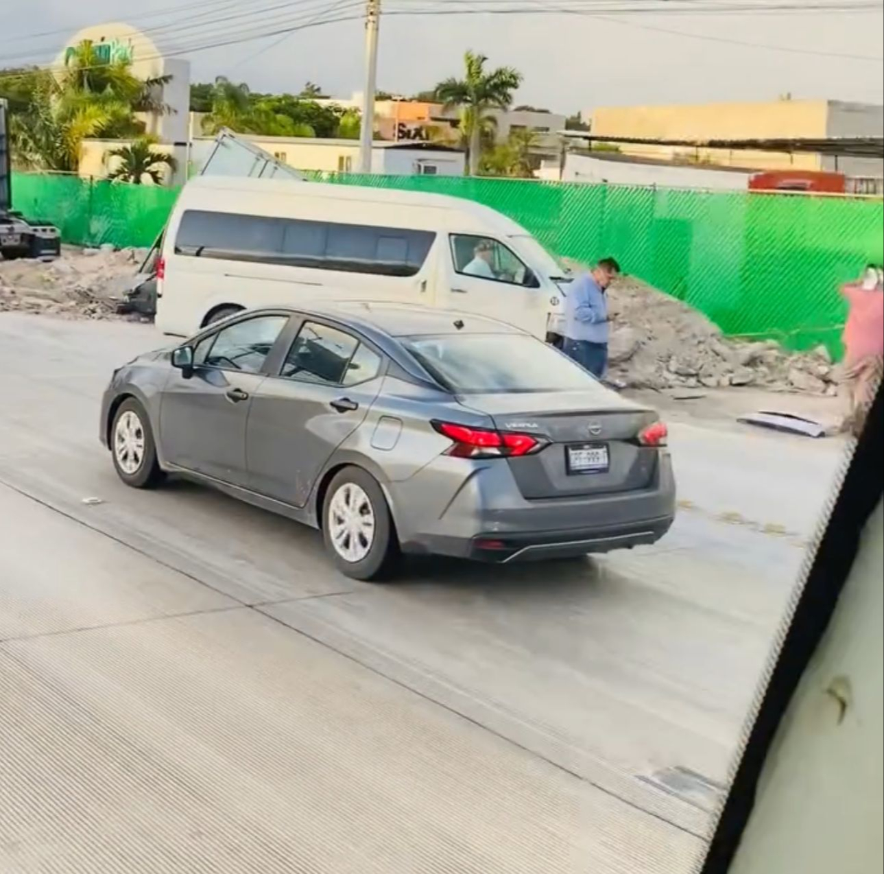 El accidente se debió al exceso de velocidad y el pavimento mojado El accidente se debió al exceso de velocidad y el pavimento mojado