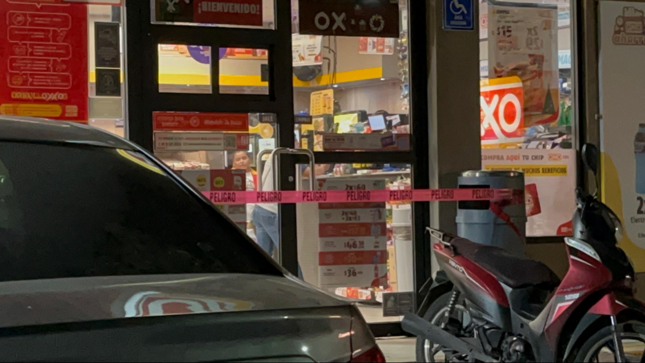 El asalto ocurrió en una tienda recién abierta, donde la policía y la fiscalía acordonaron la zona para investigar El asalto ocurrió en una tienda recién abierta, donde la policía y la fiscalía acordonaron la zona para investigar