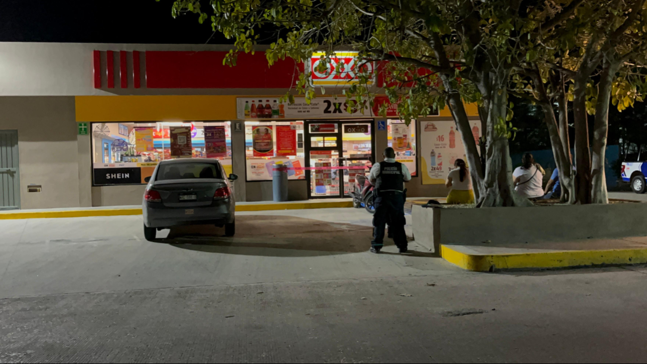 Empleados de una tienda 24 horas en la Colonia Centro fueron amagados y encerrados por un sujeto armado Empleados de una tienda 24 horas en la Colonia Centro fueron amagados y encerrados por un sujeto armado