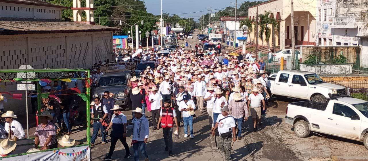   Convite reúne a más de 2 mil personas en las calles de Lázaro Cárdenas   