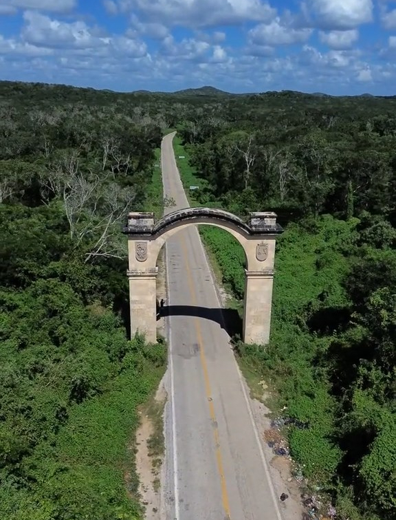 El arco sigue siendo un símbolo de unión y un punto de referencia importante, sorprendiendo a quienes lo visitan. El arco sigue siendo un símbolo de unión y un punto de referencia importante, sorprendiendo a quienes lo visitan.