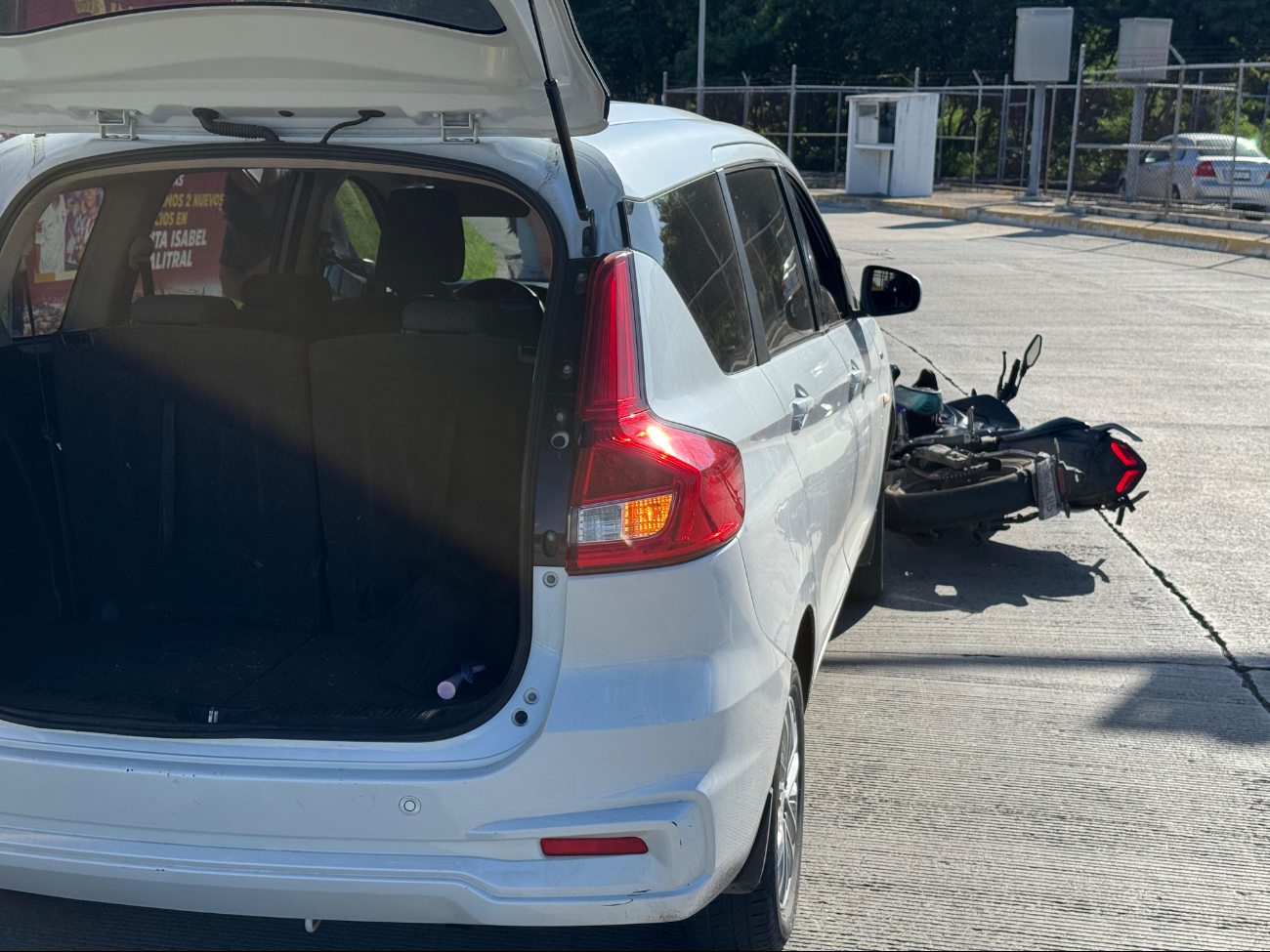 El motociclista resultó ileso, aunque con un golpe en la pierna izquierda El motociclista resultó ileso, aunque con un golpe en la pierna izquierda