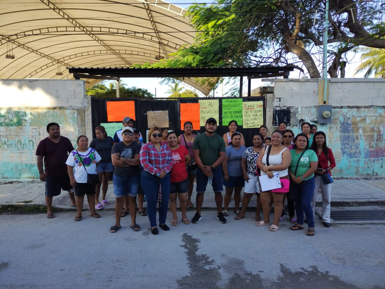 Padres protestan para exigir la destitución de la Directora de una primaria en Chelem