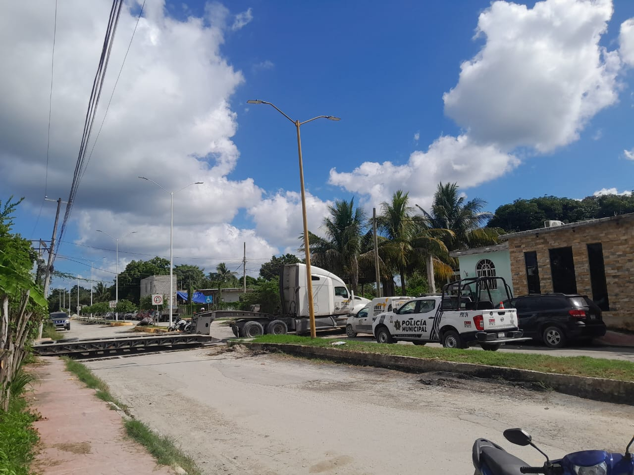 La góndola se desprendió y, al intentar maniobrar, se abrieron surcos en el pavimento La góndola se desprendió y, al intentar maniobrar, se abrieron surcos en el pavimento