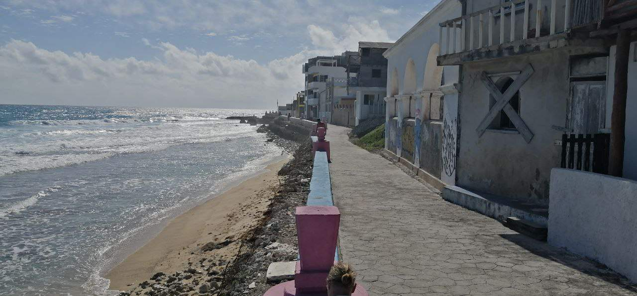 Los extranjeros residentes en la zona han optado por instalar sus propias lámparas para iluminar y garantizar su seguridad Los extranjeros residentes en la zona han optado por instalar sus propias lámparas para iluminar y garantizar su seguridad