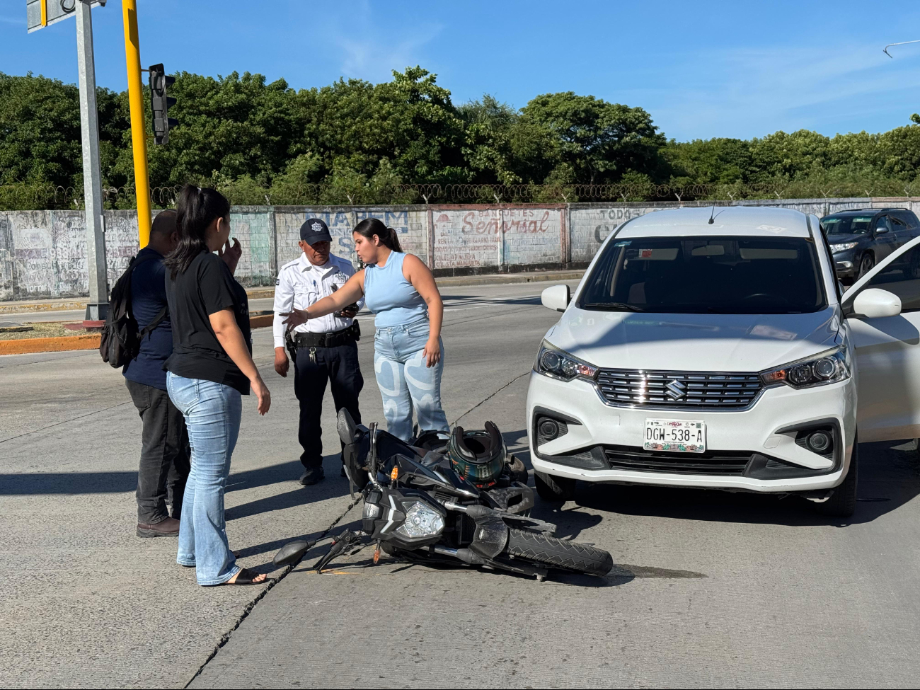 Ninguno de los involucrados aceptaba la responsabilidad, por lo que llegaron peritos de vialidad y tránsito Ninguno de los involucrados aceptaba la responsabilidad, por lo que llegaron peritos de vialidad y tránsito