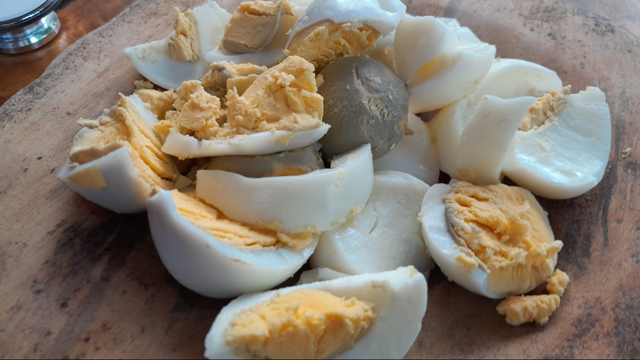 Alimentos como huevo sancochado, pepita de calabaza y hojas de chaya hervidas se utilizan en el ritual Alimentos como huevo sancochado, pepita de calabaza y hojas de chaya hervidas se utilizan en el ritual