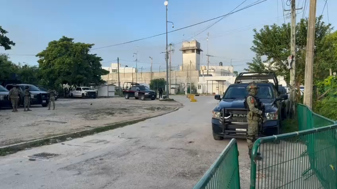 Autoridades dieron inicio a una revisión Cereso y cerraron los alrededores para continuar con el cateo Autoridades dieron inicio a una revisión Cereso y cerraron los alrededores para continuar con el cateo