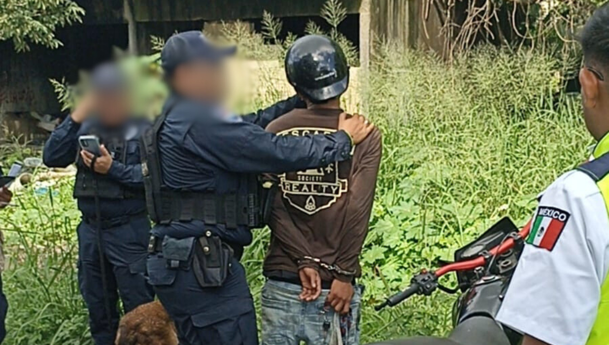 El hombre fue esposado al encontrarle drogas y un arma El hombre fue esposado al encontrarle drogas y un arma